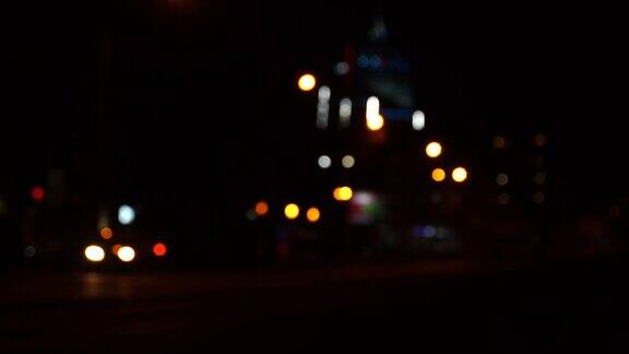 在一个大城市的夜晚道路上模糊不清的车辆