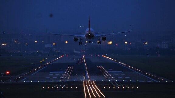 夜间一架商用飞机在成都机场降落