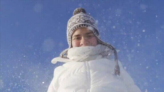 小女孩玩雪