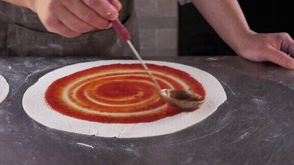 做披萨抹番茄酱