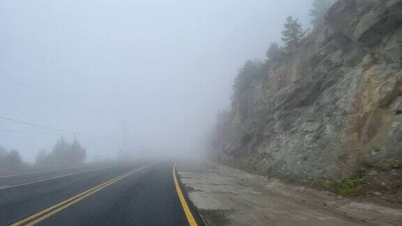汽车行驶在潮湿多雾的山路上