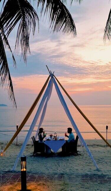 日落时分在昌泰岛的海滩上享用泰国美食的浪漫晚餐