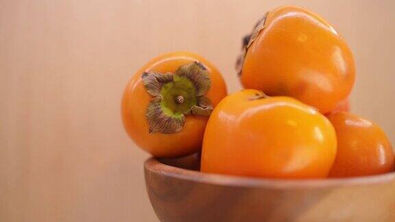 漂亮的熟柿子放在木盘子里