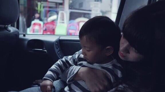年轻的亚洲母亲带着男婴开车旅行