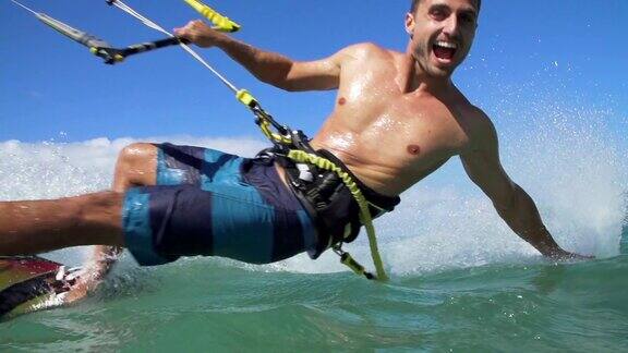 夏日海上风筝冲浪极限运动