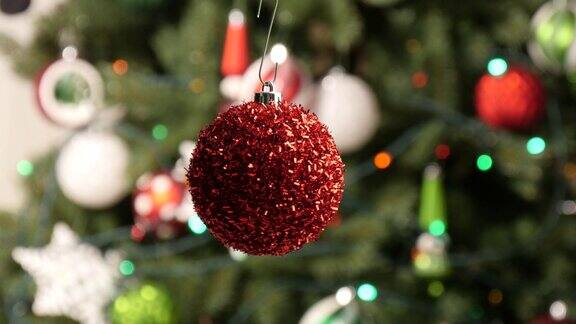旋转圣诞装饰红球