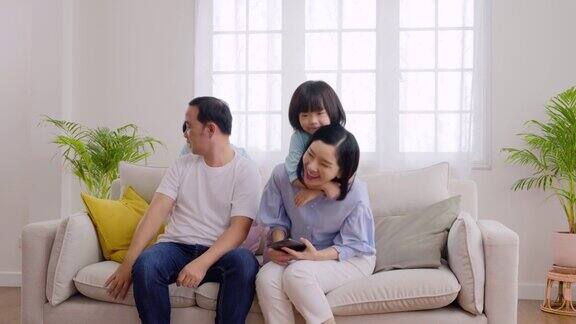 幸福的亚洲家庭