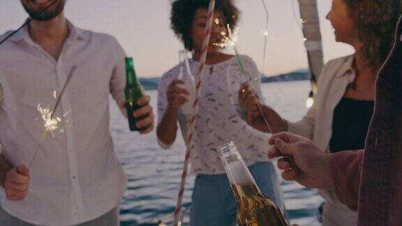 黄昏时分一群朋友拿着烟花在船上的甲板上聚会