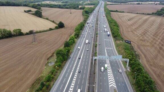 英国高速公路和交通的高角度镜头