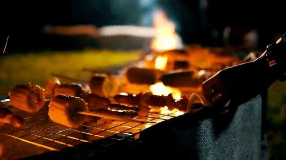 烧烤架上的煤肉是用炭炸的野营