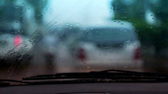 汽车在雨中行驶