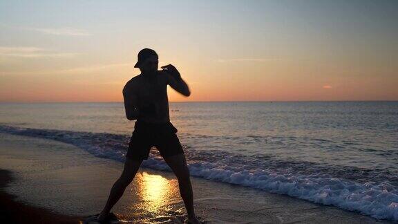 一个年轻人在海滩上打太极拳
