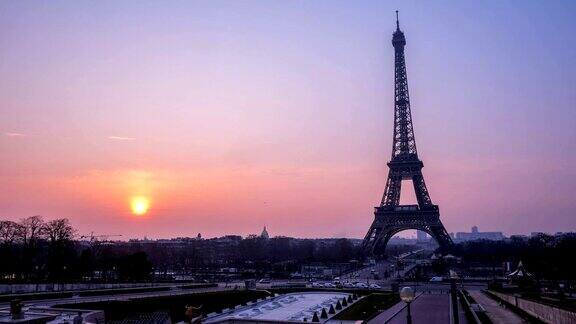 日出时的埃菲尔铁塔和特罗卡德罗花园喷泉法国巴黎