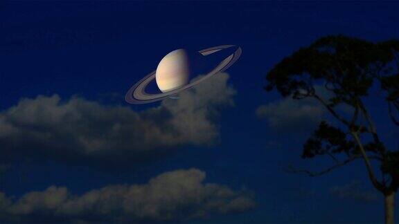 土星缓慢移动经过剪影树和云在夜晚深蓝色的天空时间流逝
