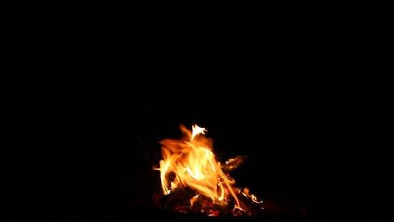 燃烧的篝火在黑色背景与明亮的爆发火花自然背景