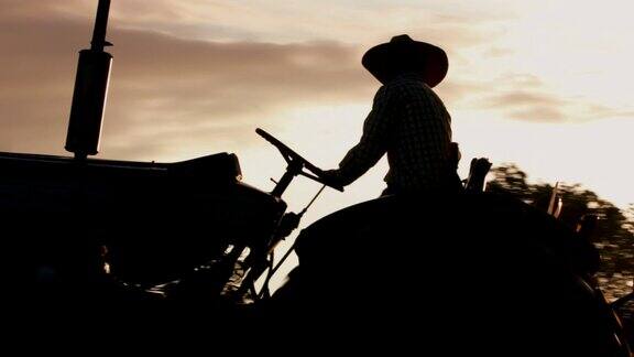 牛仔在日出时开拖拉机