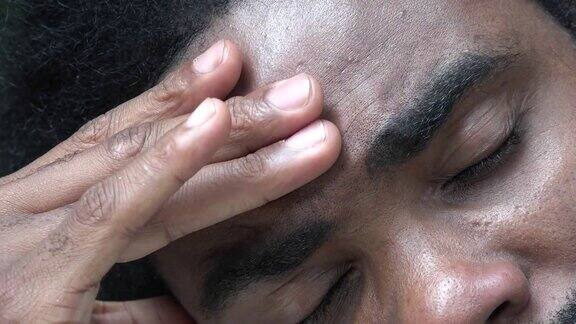患有头痛的非洲成年男性