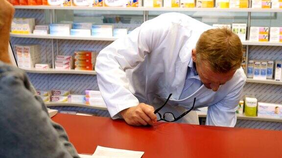 药剂师在店内向顾客销售药品