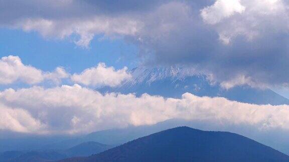 美丽的富士山与枫树在秋天的日本