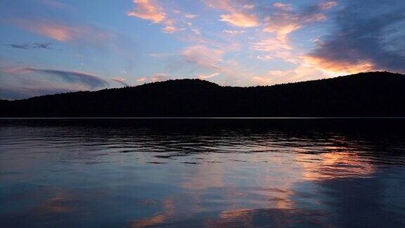 美丽的日落湖魁北克加拿大