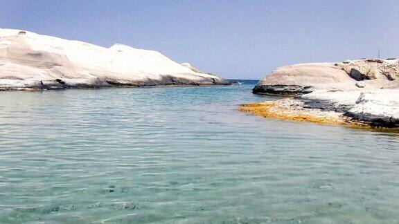 希腊米洛斯岛白色的岩石悬崖和大海