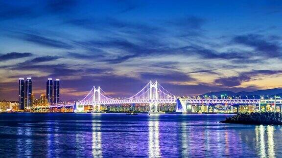 韩国釜山市日落时的光安大桥和海云台间隔拍摄4k