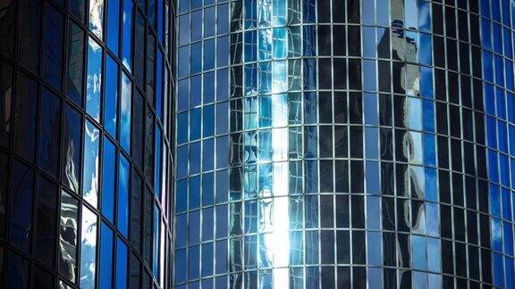 现代摩天大楼中反射的运动时间流逝