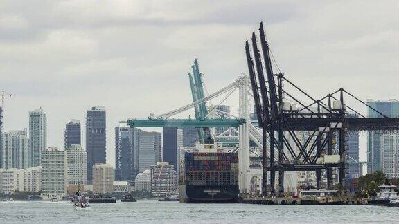 集装箱船在阴天迈阿密港和迈阿密市区卸货