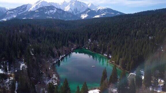 鸟瞰图瑞士湖在冬天Graubünden瑞士