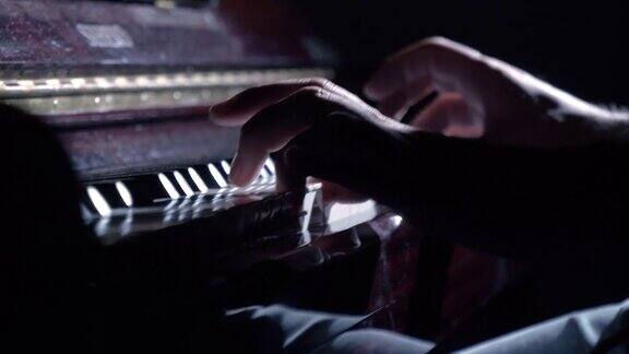 在黑暗的房间里弹钢琴