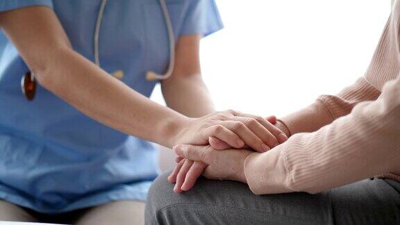 一个陌生的老妇人牵着护士的手被护士安慰着