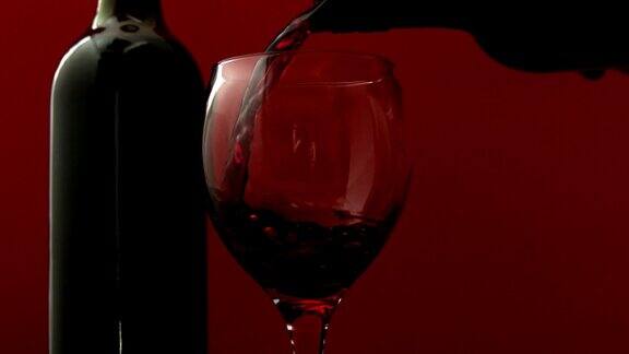 葡萄酒倒入酒杯