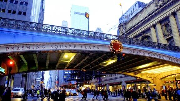 纽约2017年12月28日:第42街中央车站前的潘兴广场桥都是为圣诞节装饰的
