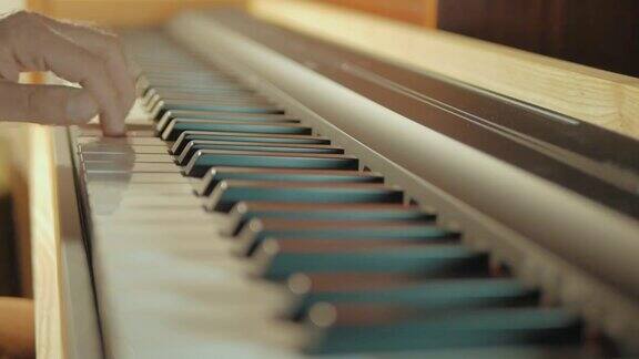 音乐家近距离弹奏钢琴