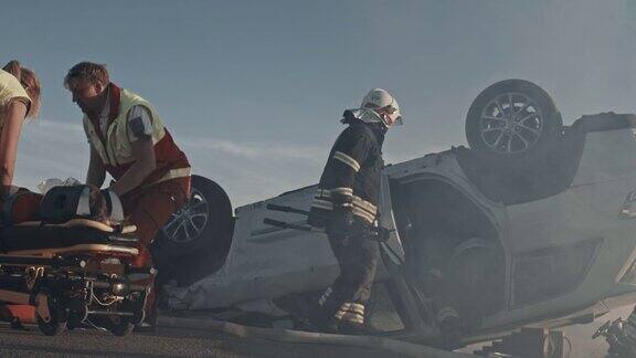 在车祸现场:医护人员拯救了一个躺在担架上的乘客的生命他们听心跳使用氧气面罩设置掉落计数器消防队员用切割机打开汽车