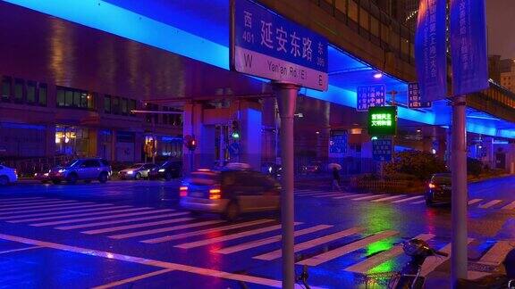 雨夜灯火通明路口上海市交通街道自行车停放全景4k中国