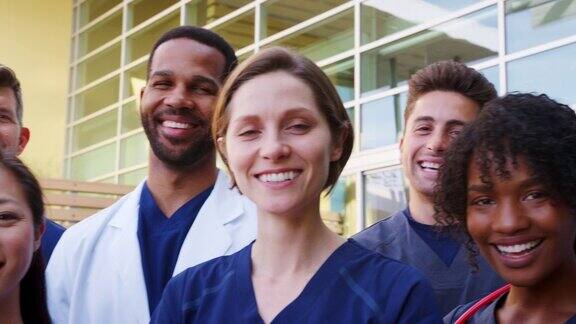 医疗队对着镜头微笑近距离平移拍摄