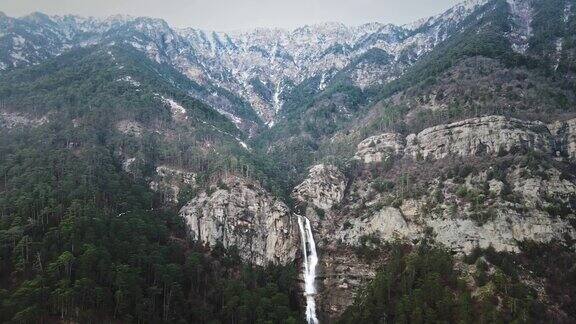 鸟瞰图美丽的瀑布在山上