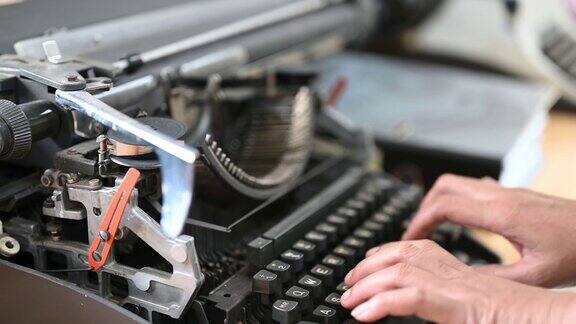 妇女们在老式打字机旁用打字机打字