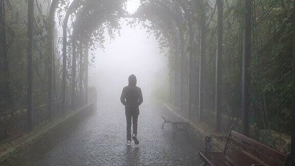 那个年轻人在雾中一亮就来了