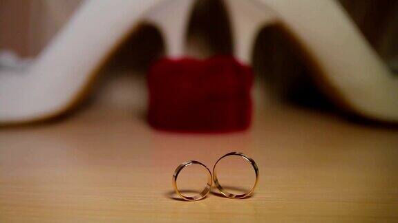 两个结婚戒指在桌子上滚动