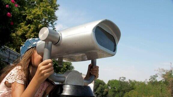小女孩用双筒望远镜看东西