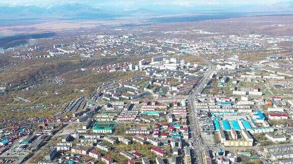 彼得罗巴甫洛夫斯克俄罗斯鸟瞰图的城市景观俯瞰地平线与山脉和火山