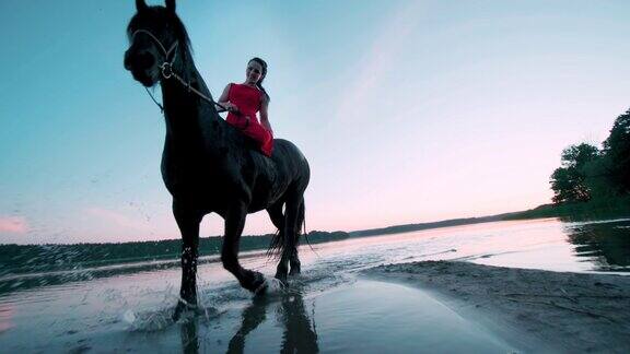 在海滩上骑马的女人