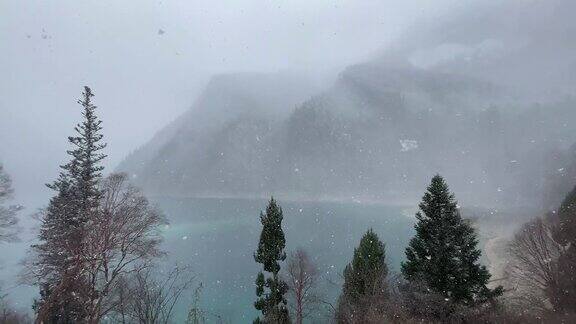 东方风景美丽的湖雪