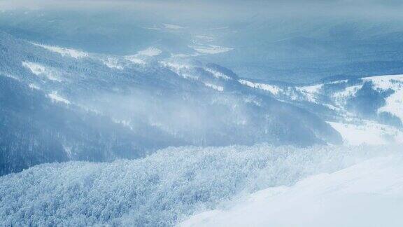 冬季仙境的雪山风景