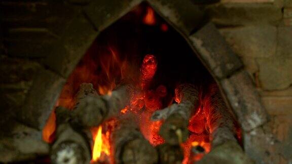 木炭燃烧在壁炉框架背景