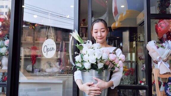 亚洲女性花店店主开设的花店欢迎前来买花的顾客有专业的日本女性花店都市花店小型经营理念