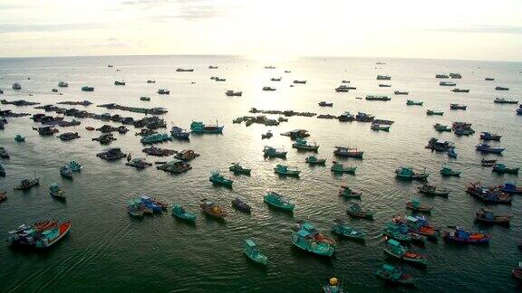 海岸附近的海里有许多渔船