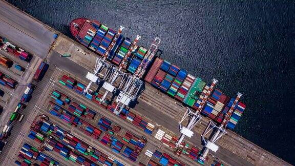 远海国际集装箱货轮进出口业务物流运输中集装箱货轮4K时间推移鸟瞰图